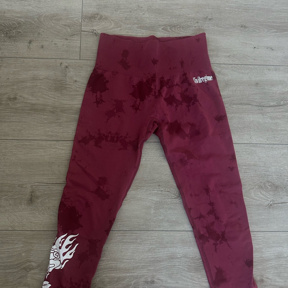 High-Rise Tie-Dye Maroon Leggings with Graphic Detail